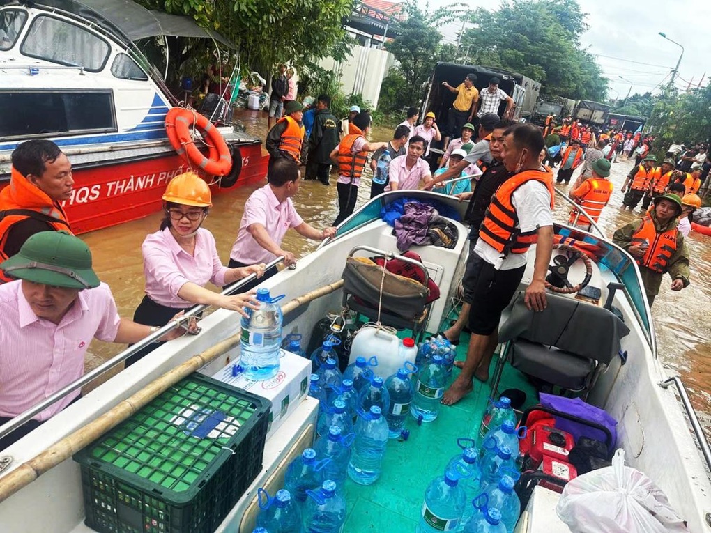 Ngân hàng chính sách xã hội chia sẻ khó khăn với người dân vùng lũ - 1