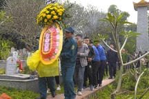 An táng hài cốt liệt sĩ Phạm Văn Điệp tại nghĩa trang sau 20 năm hy sinh