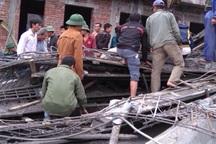 Sập giàn giáo tại cây xăng, 16 người bị vùi lấp