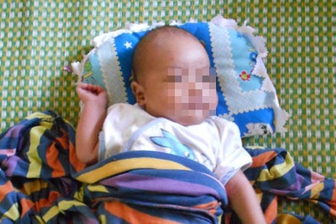 “Khát con trai”, cha ném con gái mới sinh xuống nền nhà