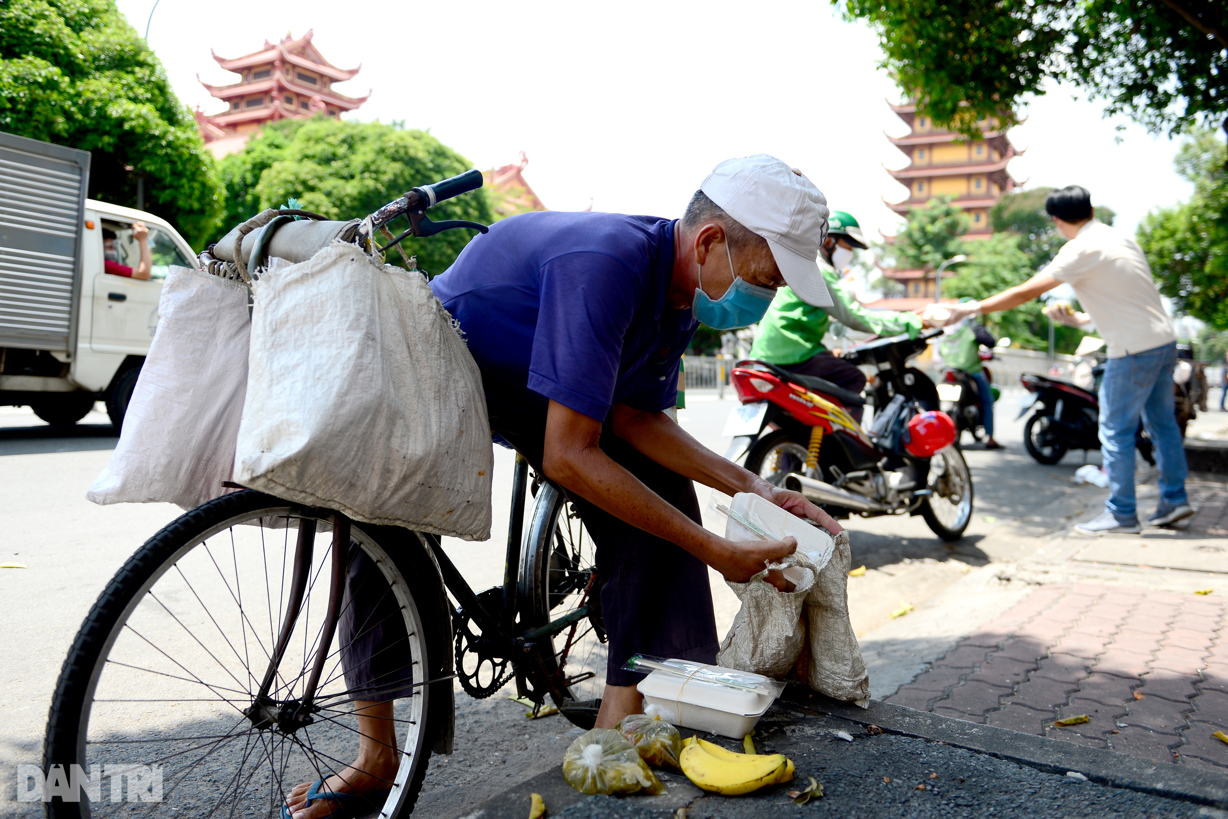 Người lao động nghèo ở Sài Gòn vất vả mưu sinh sau 1 tuần giãn cách xã hội - 10 Người lao động nghèo ở Sài Gòn vất vả mưu sinh sau 1 tuần giãn cách xã hội - 10