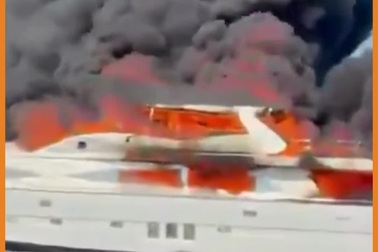 Khoảnh khắc siêu du thuyền bốc cháy ngùn ngụt trên biển