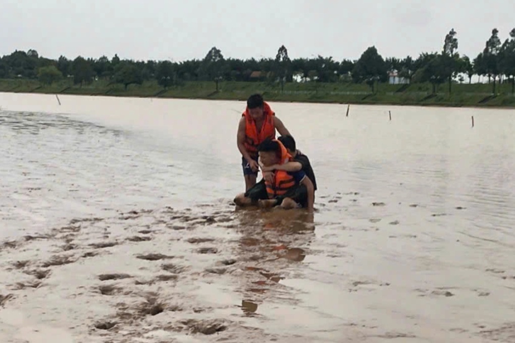 Cảnh sát giải cứu 2 anh em bị đuối nước giữa sông Đăk Bla - 1 Cảnh sát giải cứu 2 anh em bị đuối nước giữa sông Đăk Bla - 1