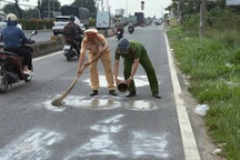 Truy tìm người sơn chữ "bắn tốc độ" trên đường ở TPHCM