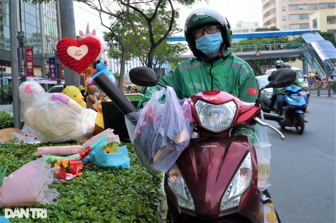 Hoa tiền, hoa kim cương... mòn mỏi đợi khách trên con đường tình yêu - 3 Hoa tiền, hoa kim cương... mòn mỏi đợi khách trên con đường tình yêu - 3