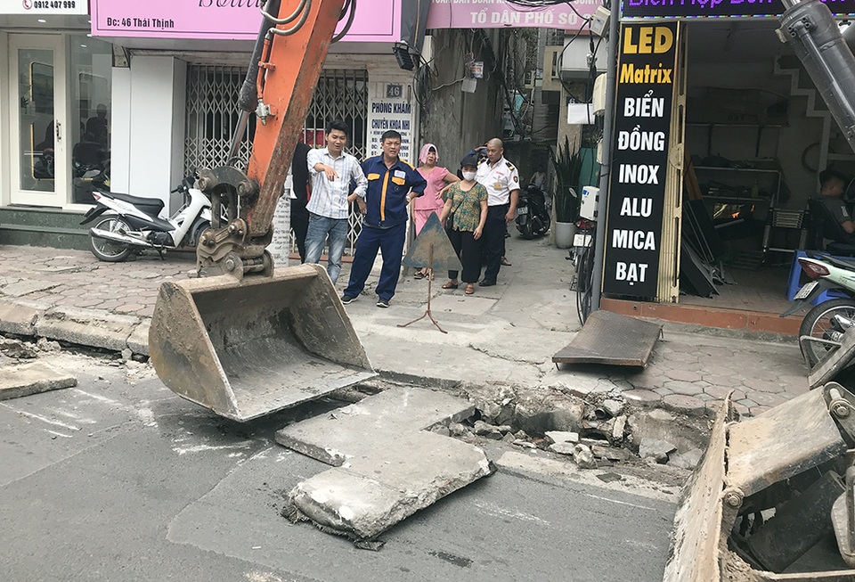 Phá dỡ hàng loạt bục bệ bít cống gây úng ngập trên phố Hà Nội - 7 Phá dỡ hàng loạt bục bệ bít cống gây úng ngập trên phố Hà Nội - 7