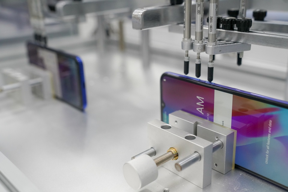 Xem những màn “tra tấn” kiểm thử chất lượng điện thoại Vsmart - 1 Xem những màn “tra tấn” kiểm thử chất lượng điện thoại Vsmart - 1