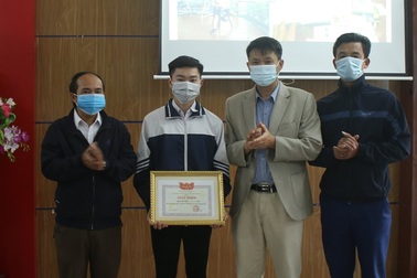 Tuyên dương học sinh nhặt được 30,5 triệu đồng tìm người trả lại