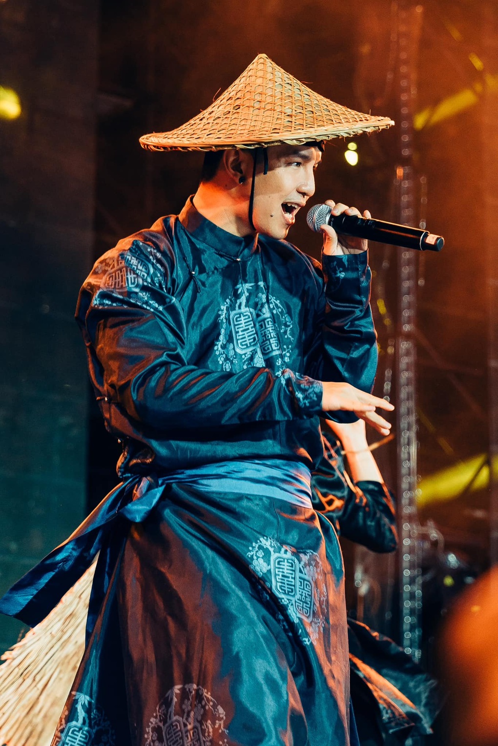 Cường Seven sau khi lấy vợ mỹ nhân: Bùng nổ ở Anh trai, chưa vội có con - 4 Cường Seven sau khi lấy vợ mỹ nhân: Bùng nổ ở Anh trai, chưa vội có con - 4