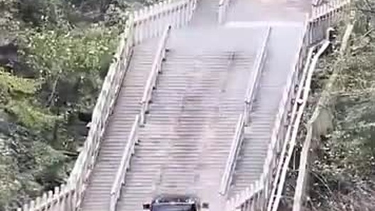 Chiếc ô tô Trung Quốc suýt rơi xuống vực trong thử thách leo “cổng trời”