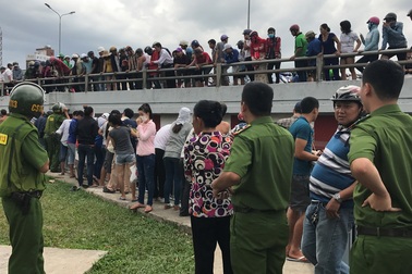 Người đàn ông nhảy kênh tự tử rồi gào thét kêu cứu