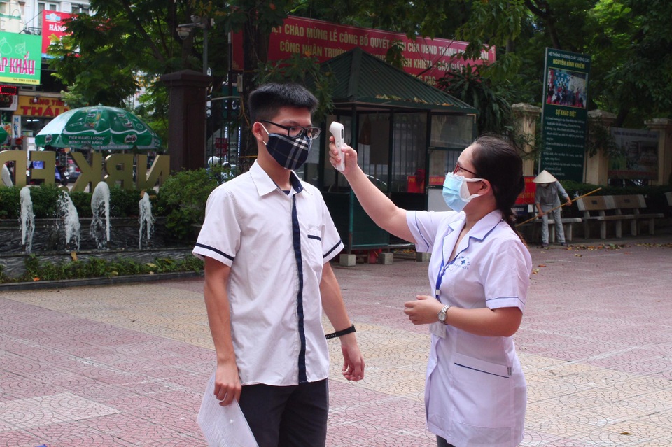 Nghiêm ngặt kiểm tra thí sinh vào làm thủ tục dự thi tốt nghiệp THPT 2020 - 14 Nghiêm ngặt kiểm tra thí sinh vào làm thủ tục dự thi tốt nghiệp THPT 2020 - 14