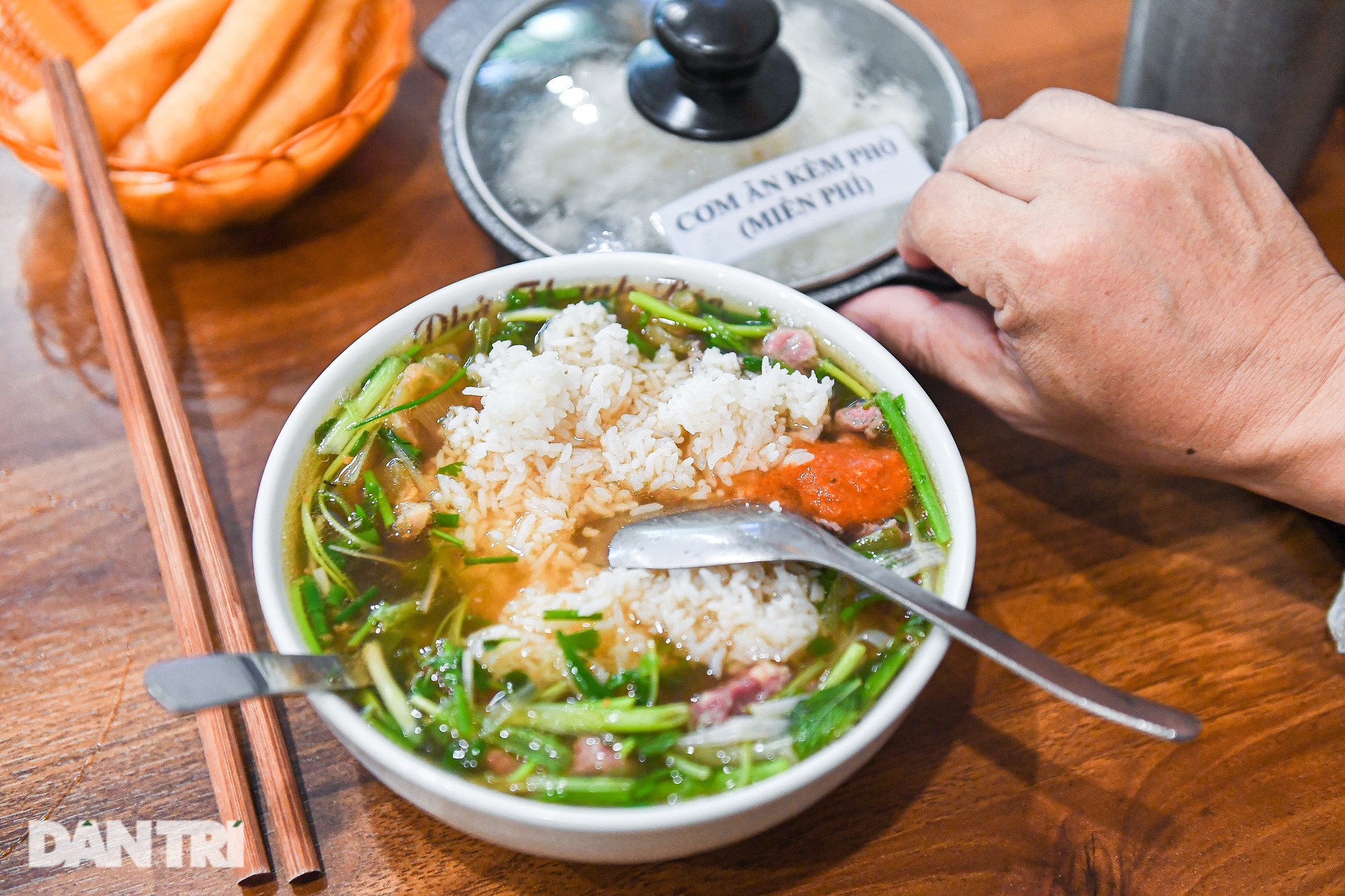 Quán phở bao cấp ở Hà Nội, tặng kèm cơm nguội khiến khách nhớ tuổi thơ - 11 Quán phở bao cấp ở Hà Nội, tặng kèm cơm nguội khiến khách nhớ tuổi thơ - 11