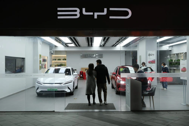 Tesla mất ngôi vương trên thị trường ô tô điện vào tay hãng xe Trung Quốc