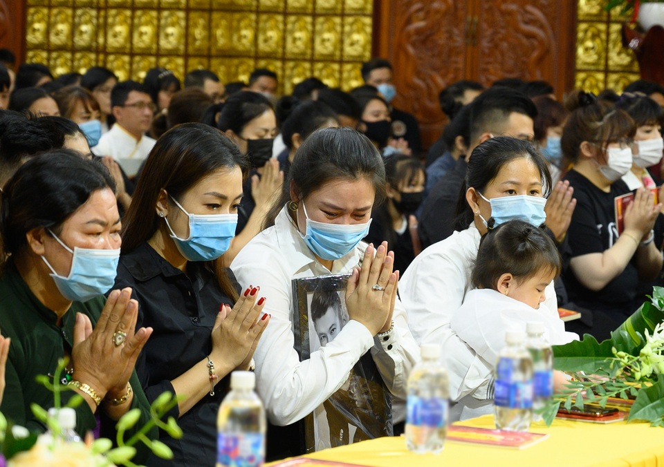 Con gái Vân Quang Long khóc khi hát Ba kể con nghe trong Lễ cầu siêu - 2 Con gái Vân Quang Long khóc khi hát Ba kể con nghe trong Lễ cầu siêu - 2