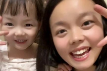 Chuyện đời buồn của nữ shipper Trung Quốc địu con bé xíu đi giao hàng