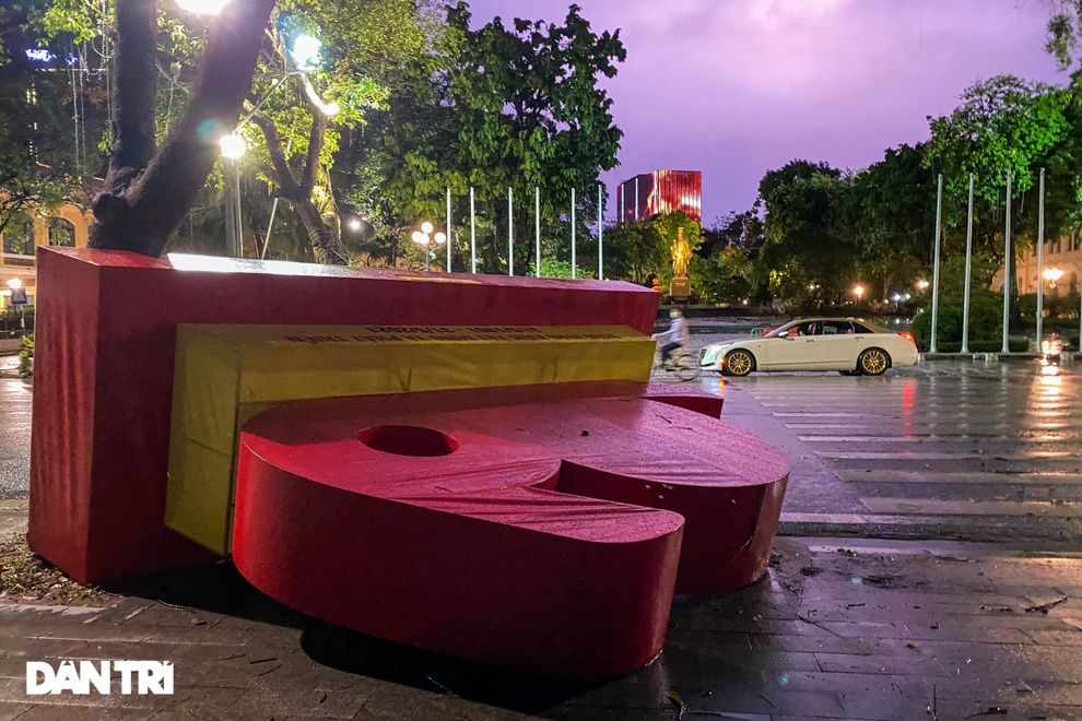 Cơn mưa lớn giải nhiệt nắng nóng ở Hà Nội khiến nhiều cây gẫy đổ, ngập úng - 8 Cơn mưa lớn giải nhiệt nắng nóng ở Hà Nội khiến nhiều cây gẫy đổ, ngập úng - 8