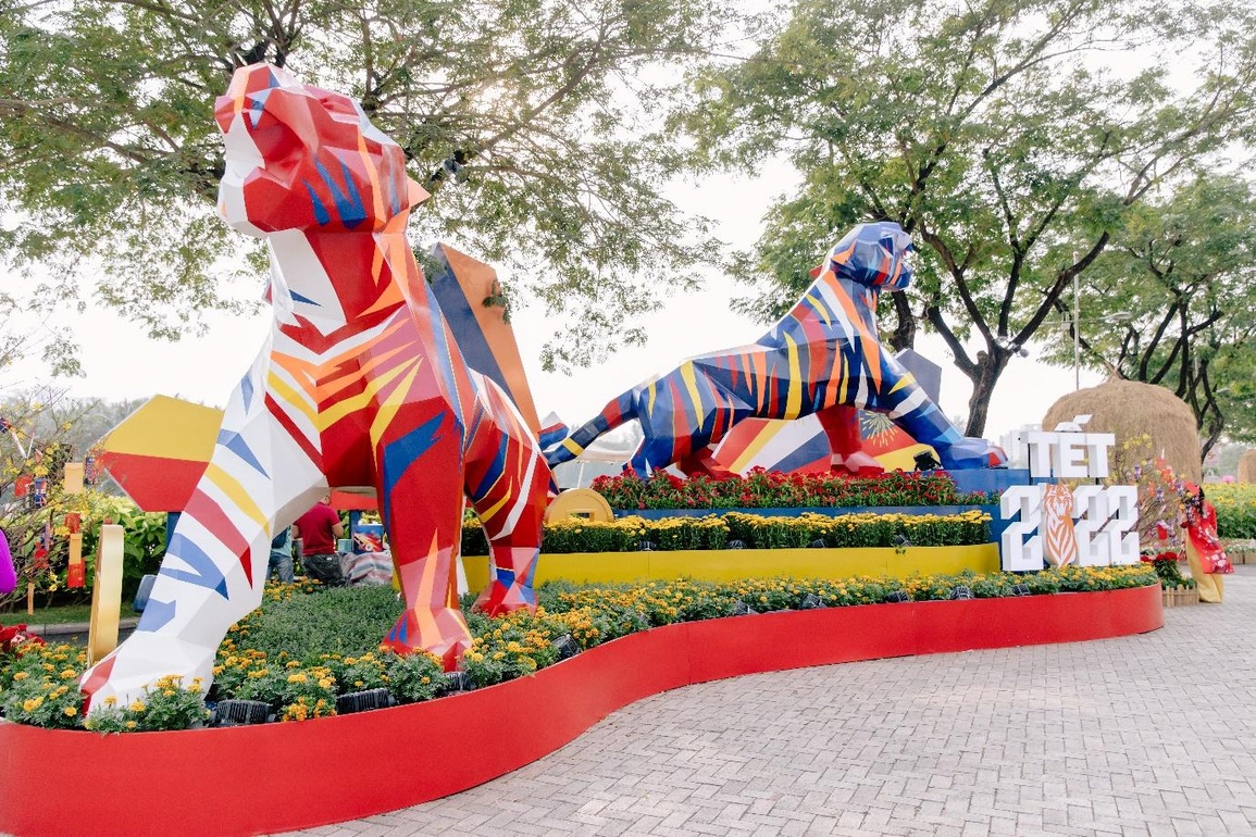 Ngắm mãnh hổ bùng nổ sắc màu tại Hội hoa xuân Phú Mỹ Hưng - 4 Ngắm mãnh hổ bùng nổ sắc màu tại Hội hoa xuân Phú Mỹ Hưng - 4