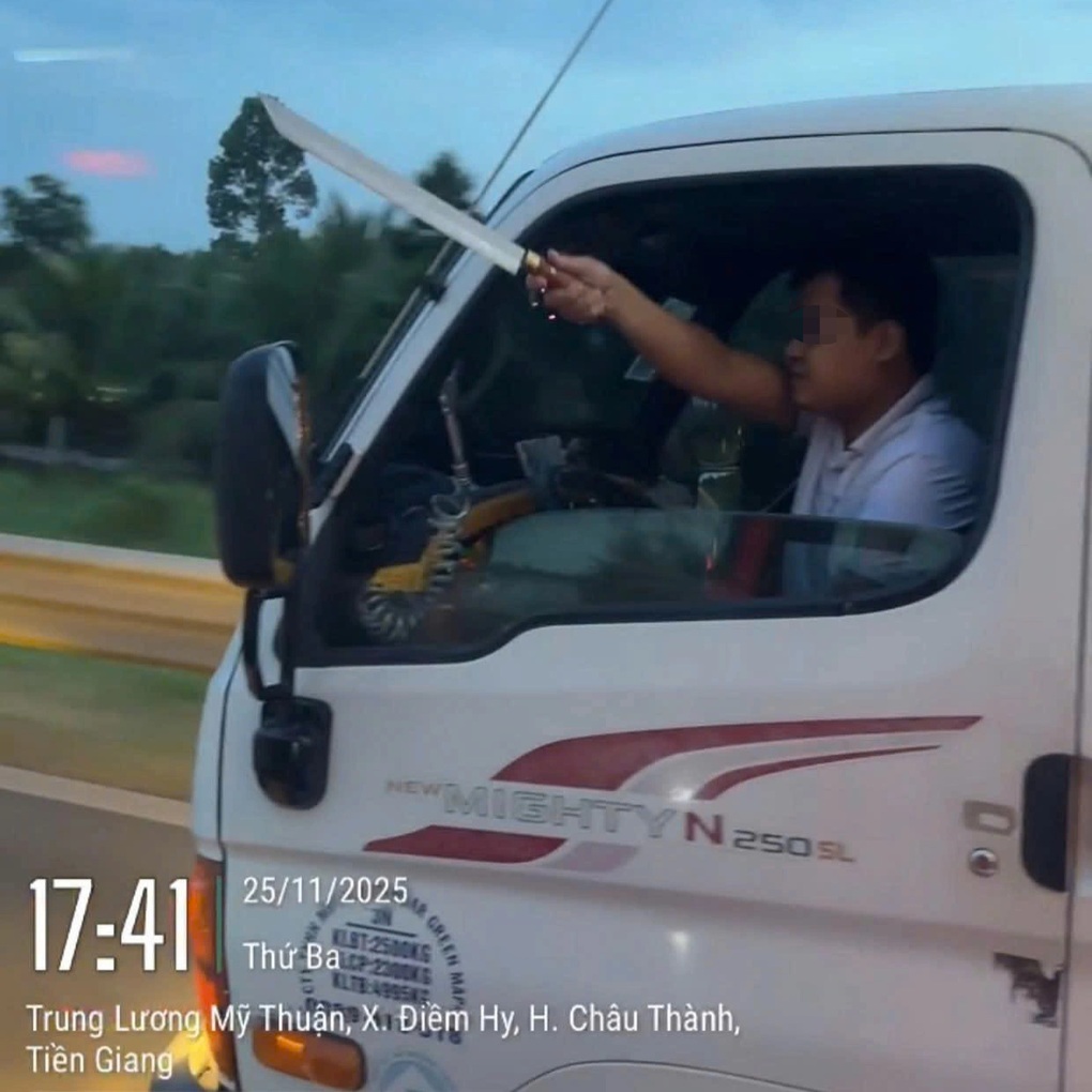 Nam tài xế cầm dao thò ra cửa xe trên cao tốc Trung Lương - Mỹ Thuận - 1 Nam tài xế cầm dao thò ra cửa xe trên cao tốc Trung Lương - Mỹ Thuận - 1