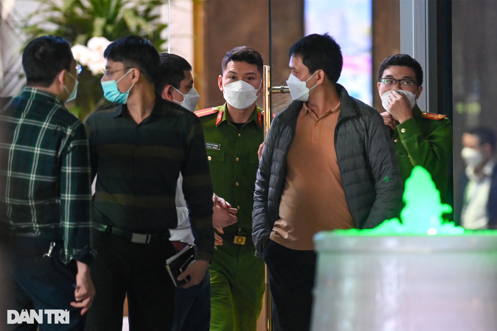 3 giờ khám nơi làm việc ông Trịnh Văn Quyết, công an thu giữ nhiều máy tính - 3 3 giờ khám nơi làm việc ông Trịnh Văn Quyết, công an thu giữ nhiều máy tính - 3