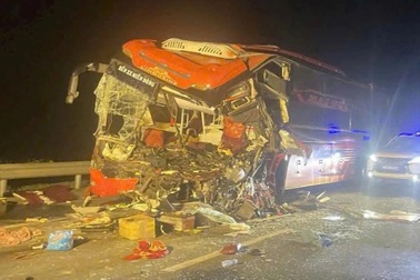 Xe khách tông xe đầu kéo làm 11 người thương vong: Xử lý 2 tài xế ra sao?