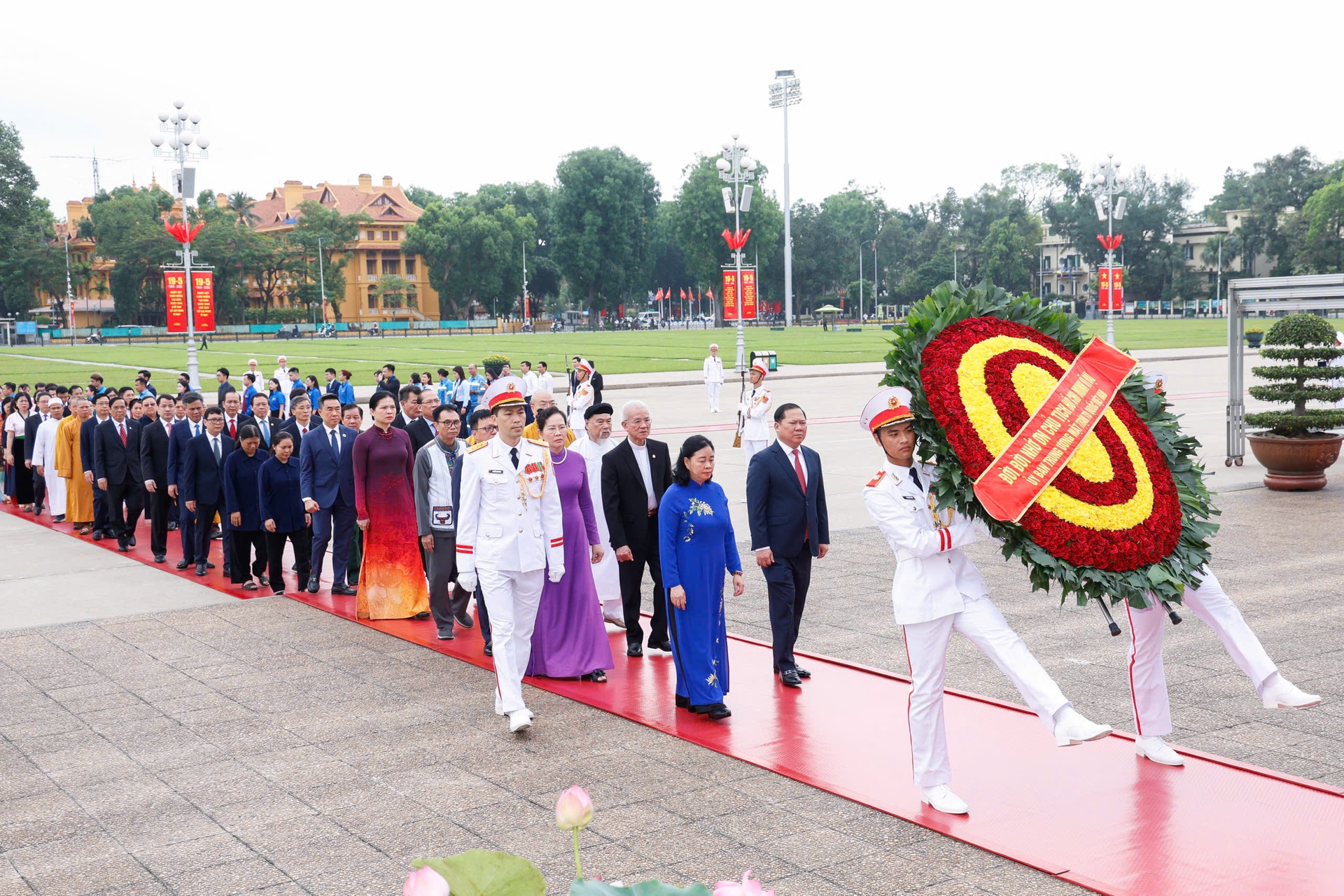 Hình ảnh lãnh đạo Đảng, Nhà nước vào Lăng viếng Bác nhân ngày 19/5 - 7