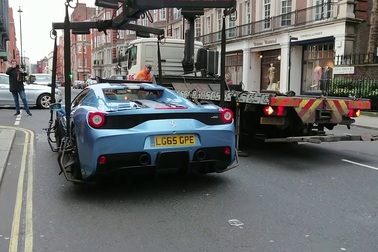 Không có bảo hiểm, siêu xe Ferrari cũng bị "xích" trên phố