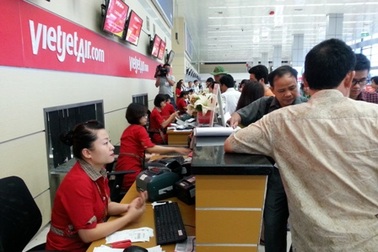 Ném thùng carton vào nhân viên hàng không, bị cấm bay 1 năm