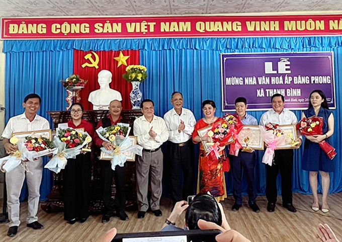 Ông Phạm Văn Trọng - Phó Chủ tịch UBND tỉnh Tiền Giang và Trung tướng Nguyễn Việt Thành trao bằng khen của Chủ tịch UBND Tỉnh cho đại diện Trung tâm CEDC cùng các nhà tài trợ.