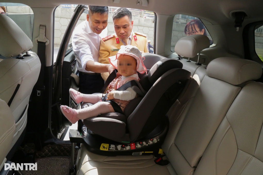 Cục CSGT nói về đề xuất xe khách, taxi không cần lắp ghế trẻ em - 3 Cục CSGT nói về đề xuất xe khách, taxi không cần lắp ghế trẻ em - 3