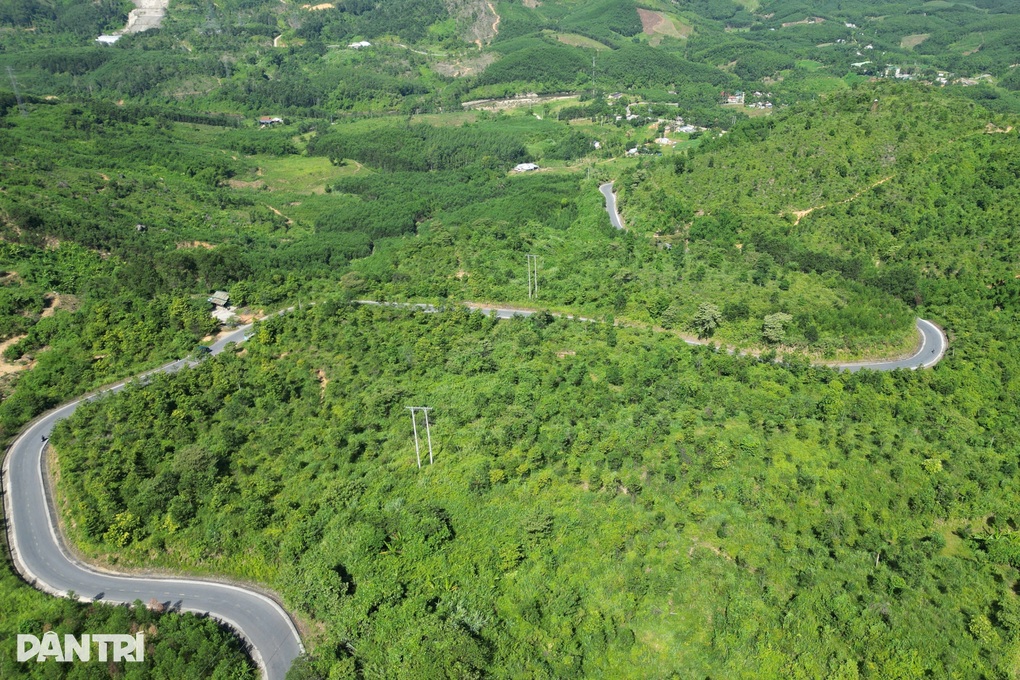Ô tô kéo rơ moóc gãy gập cabin trên đèo Tà Lương - 2 Ô tô kéo rơ moóc gãy gập cabin trên đèo Tà Lương - 2