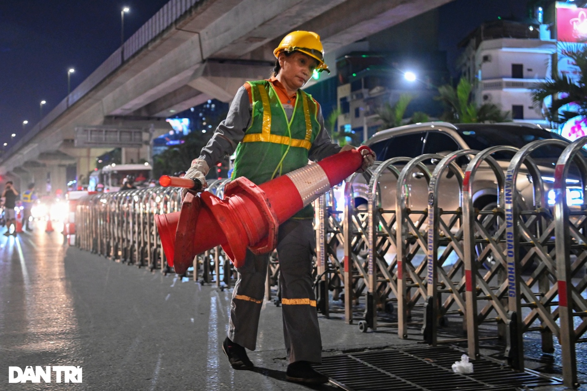 Xuyên đêm gấp rút dựng dải phân cách cứng phân làn đường Nguyễn Trãi - 8 Xuyên đêm gấp rút dựng dải phân cách cứng phân làn đường Nguyễn Trãi - 8