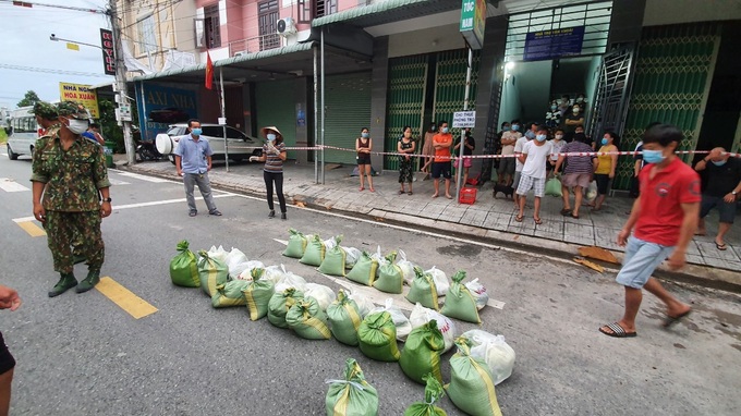 Không kể ngày đêm, bộ đội đến từng nhà phát lương thực cho người dân - Ảnh 12.