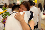Xúc động hình ảnh học trò ôm chặt cha mẹ, thầy cô trong lễ trưởng thành