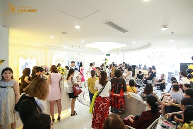 Xếp hàng dài tại sự kiện khai trương viện thẩm mỹ  chuẩn Quốc tế