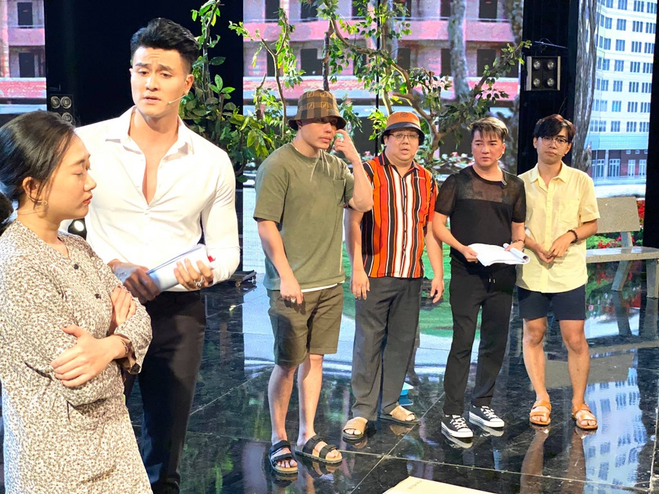 Vĩnh Thụy gây nhốn nháo khi lần đầu tập kịch cùng dàn Táo Xuân 2021 - 2 Vĩnh Thụy gây nhốn nháo khi lần đầu tập kịch cùng dàn Táo Xuân 2021 - 2