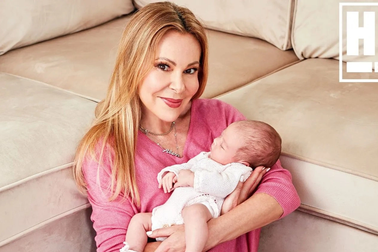 Nữ diễn viên 68 tuổi đón cháu nội ra đời từ tinh trùng của con trai quá cố