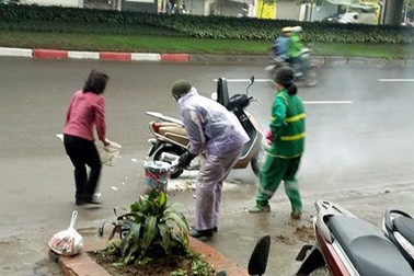 Hà Nội: Hai phụ nữ dũng cảm giải cứu chiếc xe bốc cháy