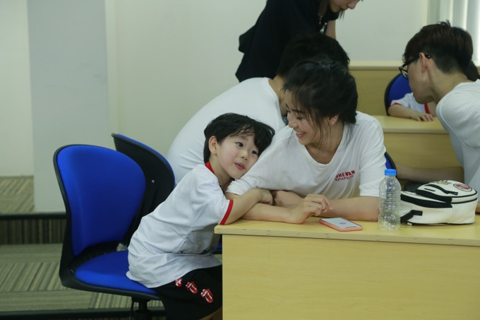 Hết cúp học, chơi bóng bằng tay, Bé Đậu lại liên tục ghi bàn khi học đá bóng cùng Công Vinh - Ảnh 2. Hết cúp học, chơi bóng bằng tay, Bé Đậu lại liên tục ghi bàn khi học đá bóng cùng Công Vinh - Ảnh 2.