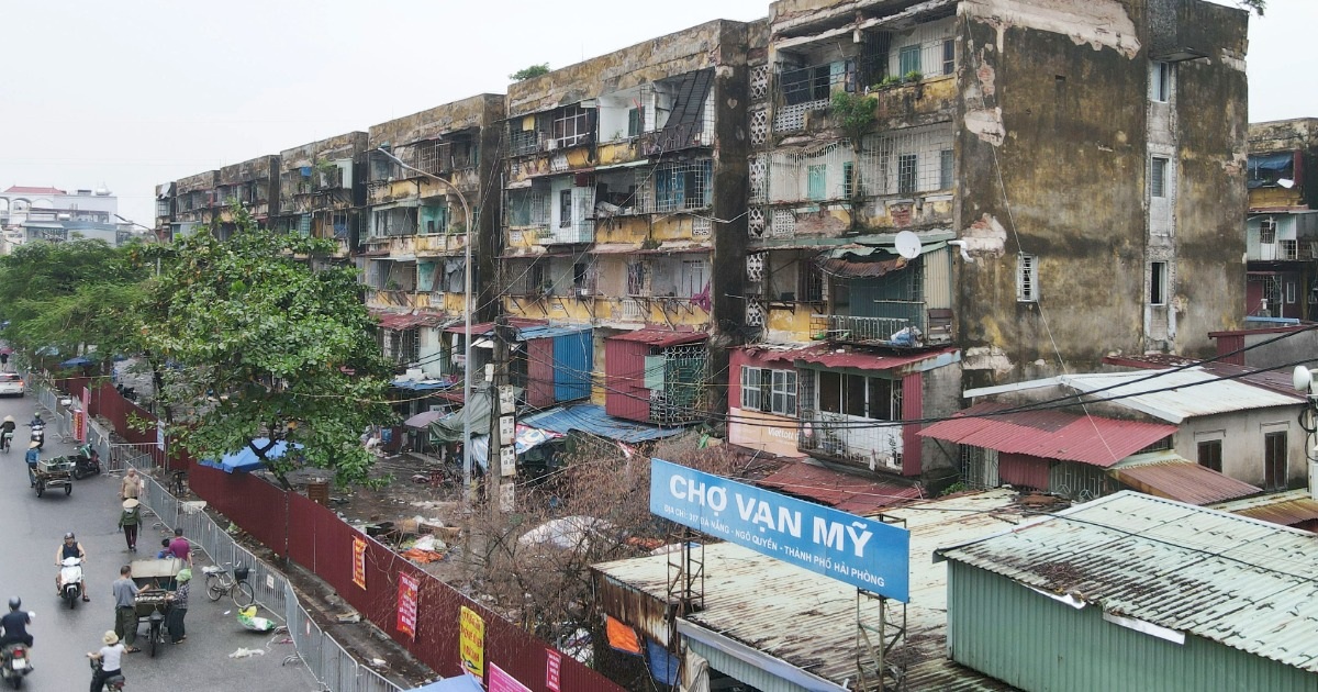 View - Dựng hàng rào tôn quanh chung cư cũ nát, nghiêng sau bão Yagi ở Hải Phòng | Báo Dân trí