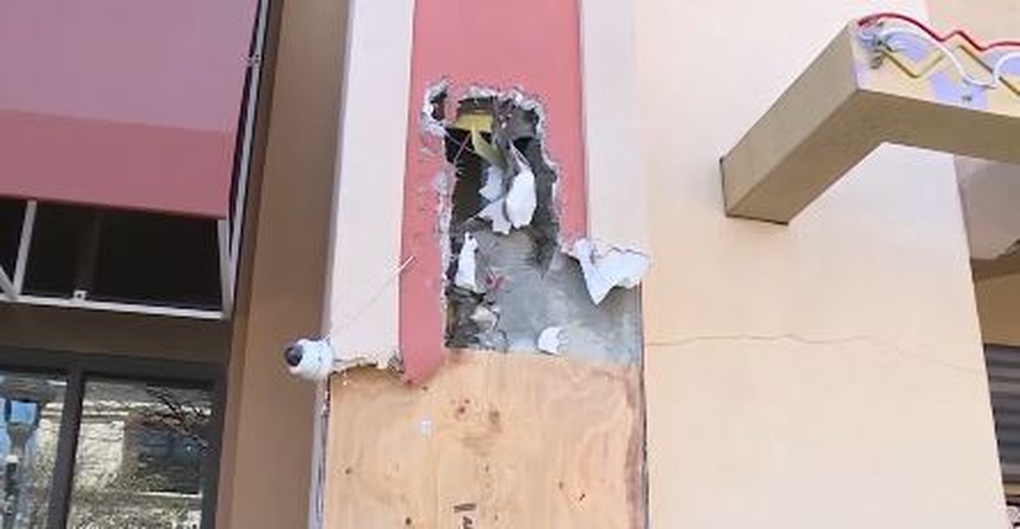Tên trộm ở Mỹ mắc kẹt 12 tiếng giữa bức tường hẹp, cầu cứu trong tuyệt vọng - 2