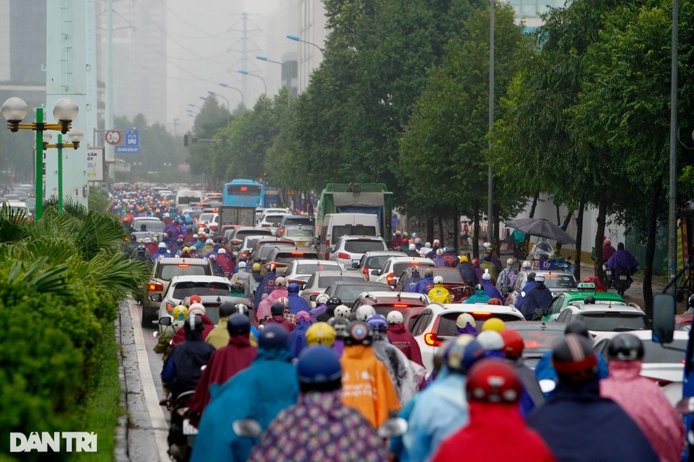 Mưa kéo dài, nhiều tuyến phố ở Hà Nội ùn tắc trong sáng đầu tuần - 7 Mưa kéo dài, nhiều tuyến phố ở Hà Nội ùn tắc trong sáng đầu tuần - 7