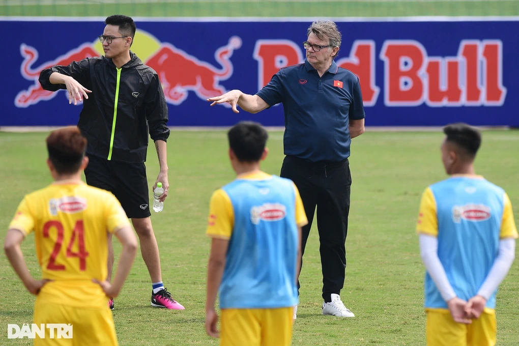 HLV Philippe Troussier làm điều bất ngờ với cầu thủ U23 Việt Nam - 1 HLV Philippe Troussier làm điều bất ngờ với cầu thủ U23 Việt Nam - 1