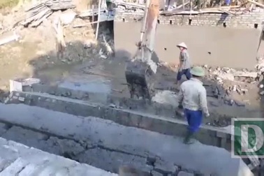 Trụ cầu gãy đôi, để lộ chỉ có gạch và vữa