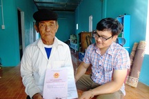 Vợ chồng già vui mừng nhận sổ đỏ sau loạt bài điều tra theo đơn thư trên Báo Dân trí