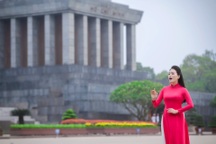 Sao Mai Huyền Trang hát ca khúc về Bác Hồ