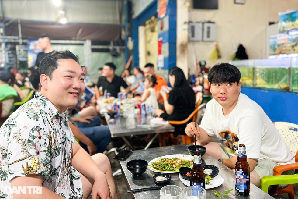 Quán ốc được Michelin đề xuất: Khách Tây kéo đến ùn ùn, khách Việt chê đắt - 1 Quán ốc được Michelin đề xuất: Khách Tây kéo đến ùn ùn, khách Việt chê đắt - 1