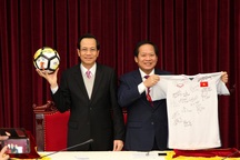 Tết Mậu Tuất: Đấu giá quả bóng và áo đấu của Đội tuyển U23 tặng Thủ tướng