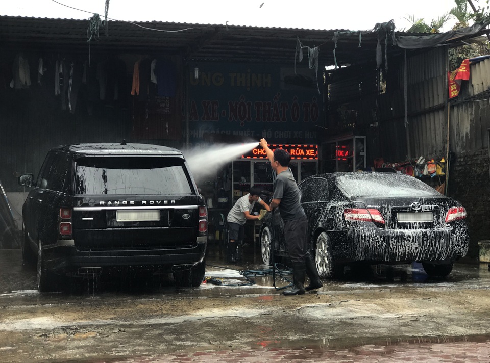 Rửa xe ngày cận Tết: 200 nghìn đồng/lượt, thượng đế vui vẻ móc ví - 1 Rửa xe ngày cận Tết: 200 nghìn đồng/lượt, thượng đế vui vẻ móc ví - 1