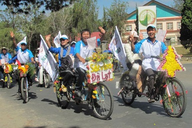 Gần 500 người diễu hành xe đạp hoa bảo vệ môi trường